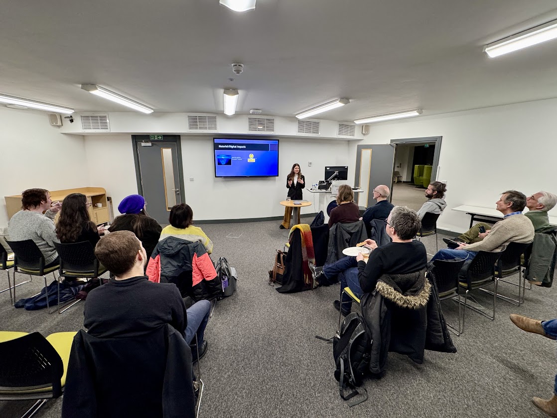 Speaker fabiana anselmo presents her talk to audience at ding