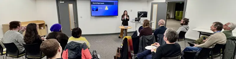 Speaker fabiana anselmo presents her talk to audience at ding